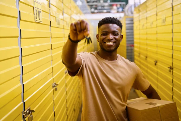 Afroamerikaner Steht Mit Schlüssel Und Kiste Der Nähe Von Lagercontainern — Stockfoto