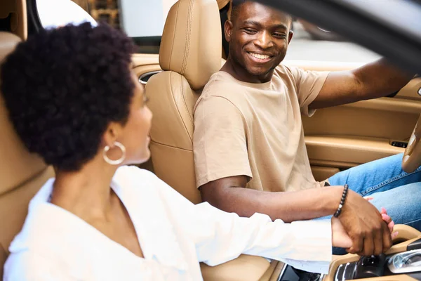 Afroamerykanin Mężczyzna Kobieta Trzymając Się Ręce Para Siedzi Wygodnym Samochodzie — Zdjęcie stockowe