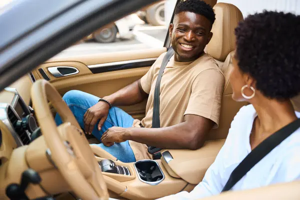 Guy Communicates Young Woman Car Woman Drivers Seat — Stock Photo, Image