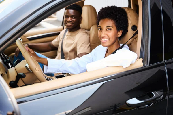 Smiling African American Woman Driving Car Her Boyfriend Passenger Seat — Stock Photo, Image