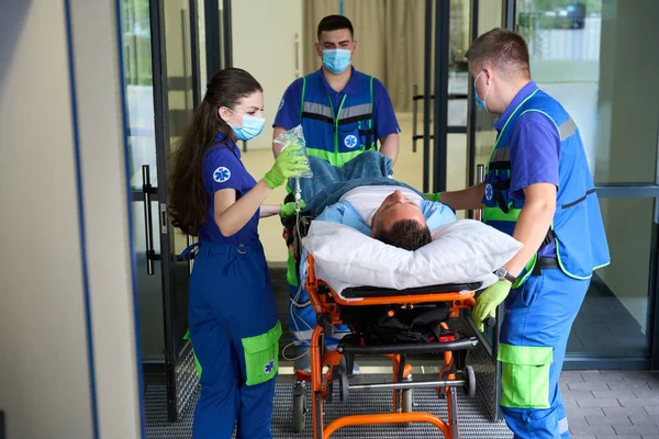 Ambulanza Consegnato Paziente Pronto Soccorso Paziente Riceve Contagocce Con Antidolorifici — Foto Stock