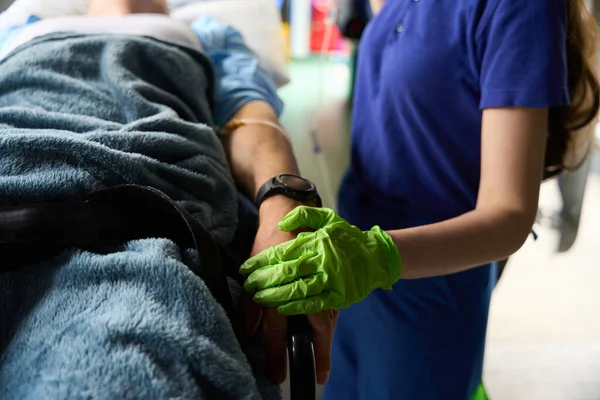 Woman Paramedic Makes Drip Injured Patient She Holds Mans Hand — Stock Photo, Image