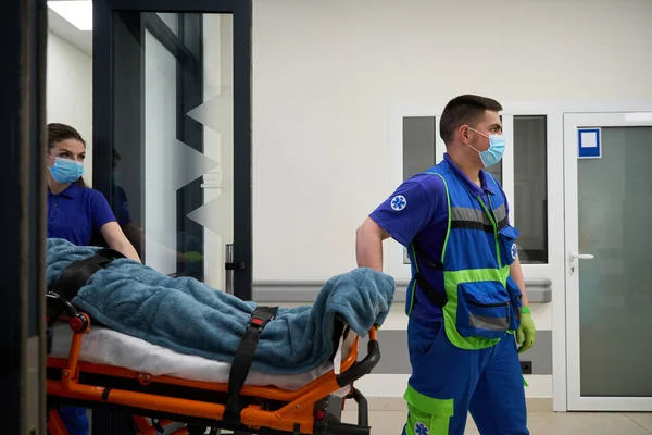 Sağlık Görevlileri Hasta Ile Birlikte Hastane Koridoruna Sedye Getiriyorlar Sağlık — Stok fotoğraf