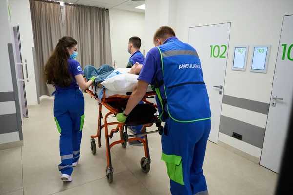 Bir Grup Doktor Hasta Ile Birlikte Hastane Koridorunda Sedye Taşıyor — Stok fotoğraf