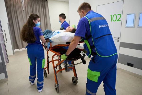 Sağlık Görevlileri Hastane Koridorunda Bir Hastayla Birlikte Sedye Taşıyor Sağlık — Stok fotoğraf