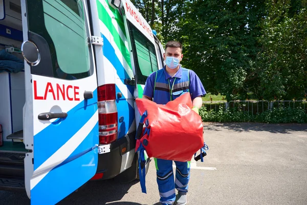 Üniformalı Bir Adam Politravmalı Hastaları Ambulansın Yanına Taşımak Için Özel — Stok fotoğraf