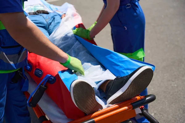 Uomo Una Donna Paramedici Posato Paziente Trasporto Materasso Vuoto Medici — Foto Stock