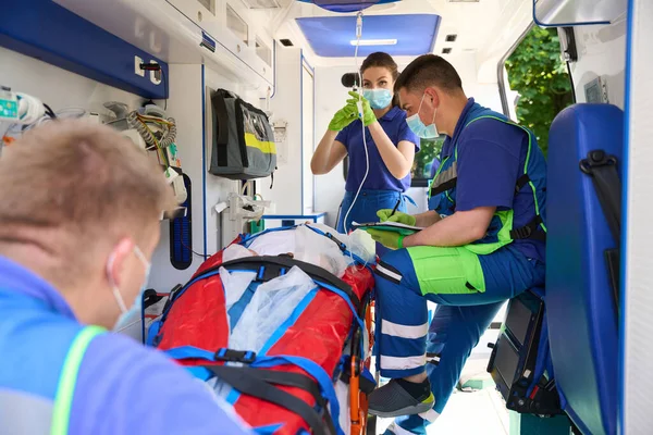 Paramedics Questionnaire Patient Put Him Dropper Team Doctors Transports Patient — Stock Photo, Image