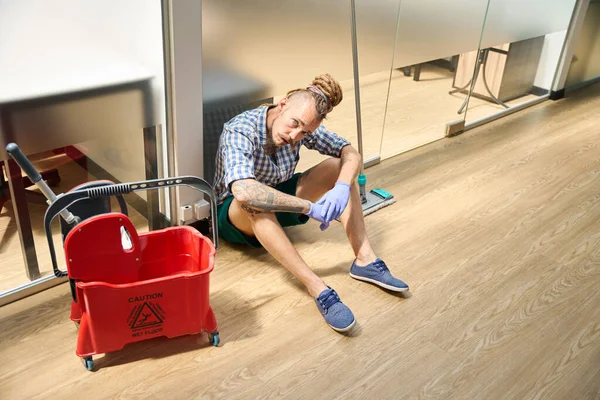 Young Man Sat Rest Floor Next His Work Gadgets Bucket — Stock Photo, Image