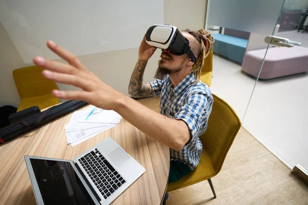 Informeller Typ Benutzt Ein Virtual Reality Headset Sitzt Seinem Schreibtisch — Stockfoto