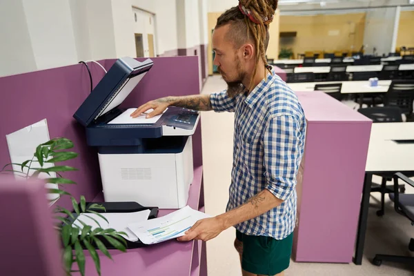 Freelancer Plaid Shirt Uses Photocopier Coworking Space Copies Work Documents — Stock Photo, Image