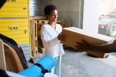 Guy ve kız arkadaşı depolama için bir şeyler getirdiler.