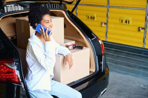 African American Woman Talking Phone Sitting Edge Trunk Many Cardboard — Stock Photo, Image