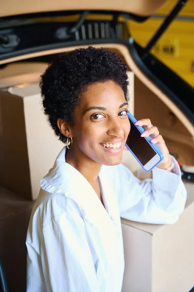 Mulher Roupas Casuais Comunica Telefone Uma Sala Armazenamento Perto Seu — Fotografia de Stock