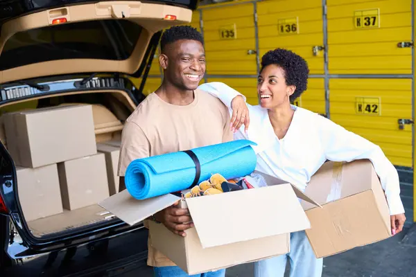 Guy His Girlfriend Moving Boxes Things Car Blue Roll Visible — Stock Photo, Image