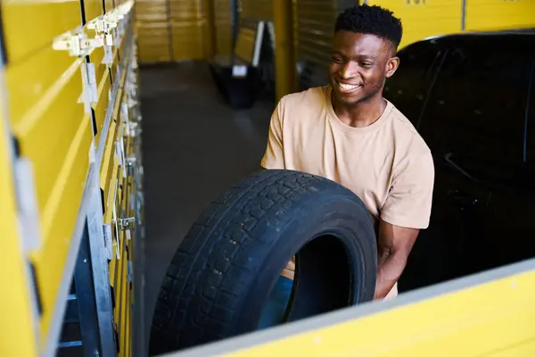 Afroamerykański Kierowca Ładuje Opony Samochodowe Szafki Przechowywania Sezonowego Korzysta Usługi — Zdjęcie stockowe