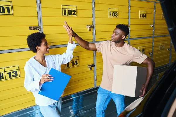 Female Manager Greets Client Storage Warehouse Cells Room Numbered — Stock Photo, Image