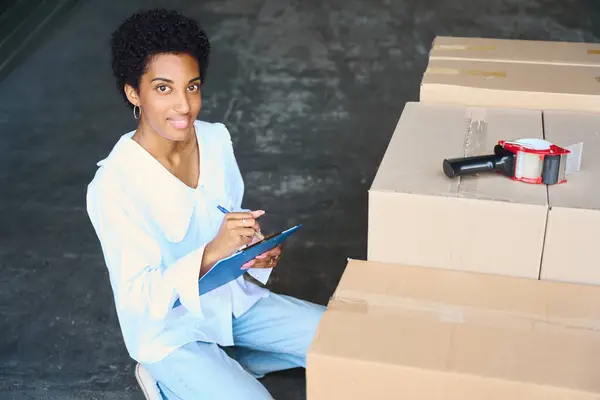 Female Makes Inventory Things Being Deposited Lot Cardboard Boxes Front — Stock Photo, Image