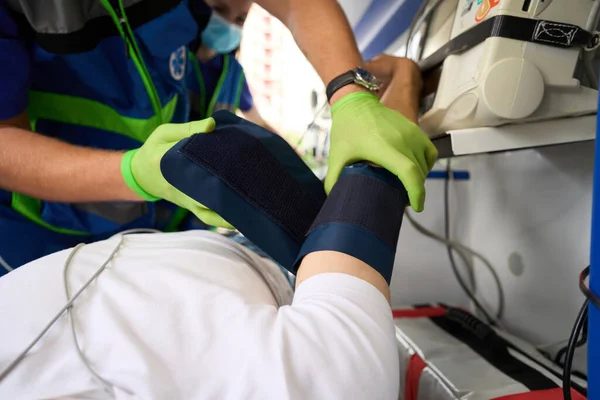 Paramedico Mette Bracciale Speciale Paziente Misurare Pressione Sanguigna Una Moderna — Foto Stock