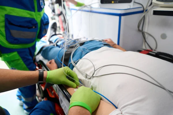 Medic Conecta Paciente Gotejamento Uma Ambulância Paciente Protegido Com Cintos — Fotografia de Stock