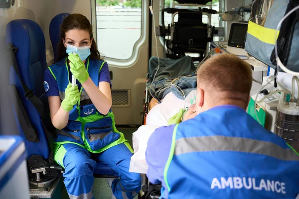 Female Paramedic Ambulance Prepares Syringe Medicine Patient Her Colleague Nearby — Stock Photo, Image