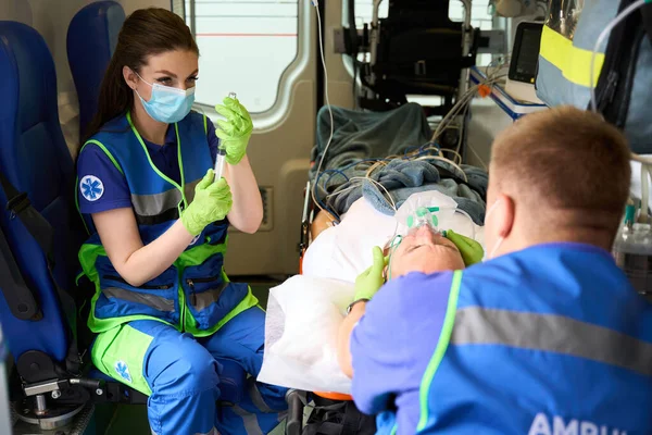 Female Medic Ambulance Prepares Syringe Medicine Patient Next Her Colleague — Stock Photo, Image