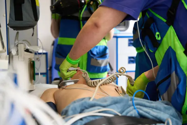 Medico Resuscita Uomo Ferito Ambulanza Usa Defibrillatore — Foto Stock