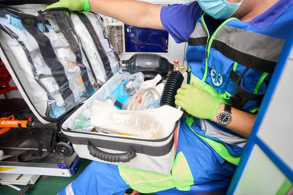Medic Holds His Hands Kit Providing Medical Care Victim Modern — Stock Photo, Image