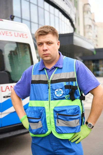 Joven Paramédico Está Junto Una Ambulancia Hombre Con Uniforme Médico — Foto de Stock