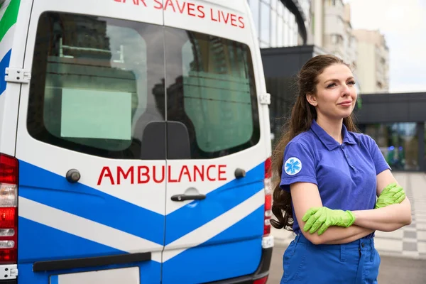 Médica Está Junto Una Ambulancia Tiene Emblema Médico Manga — Foto de Stock