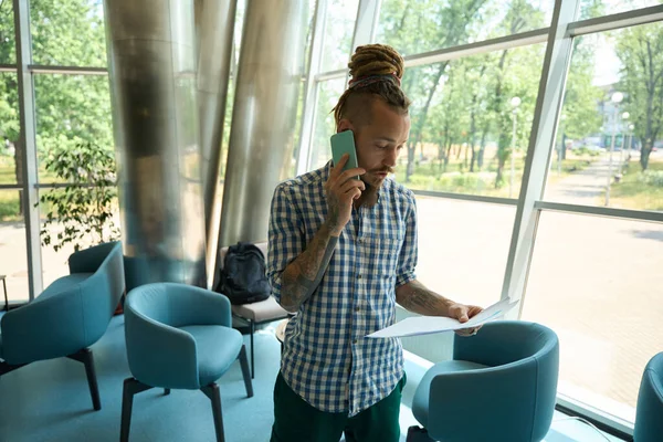 Guy Dreadlocks Studying Working Documents Talking Phone Green Trees Window — Stock Photo, Image