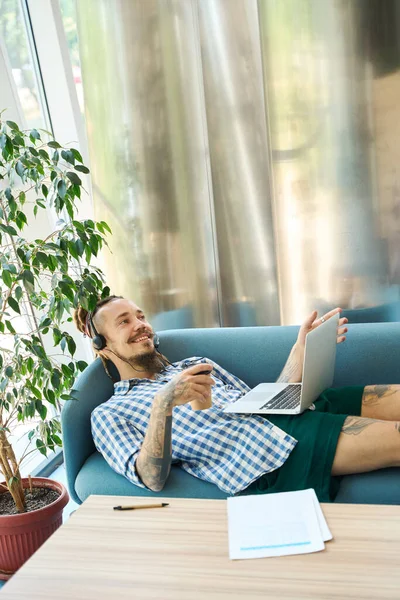 Young Freelancer Settled Laptop Sofa Ficus Guy Works Coworking Area — Stock Photo, Image