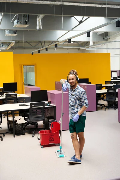 Cheerful Guy Informal Works Music Cleans Office Space — Stock Photo, Image