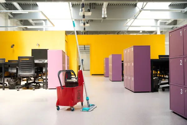 Roter Putzwagen Mit Arbeitsgeräten Und Wischmopp Steht Inmitten Eines Bürobereichs — Stockfoto