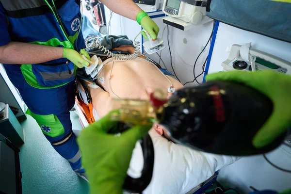 Squadra Mobile Resuscita Uomo Ferito Ambulanza Usando Defibrillatore Una Sacca — Foto Stock