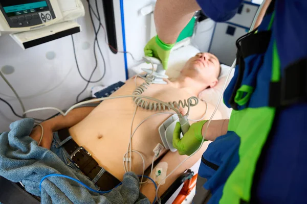 Paramedisk Användning Defibrillator För Att Återuppliva Patienten Läkare Applicerade Elektroder — Stockfoto