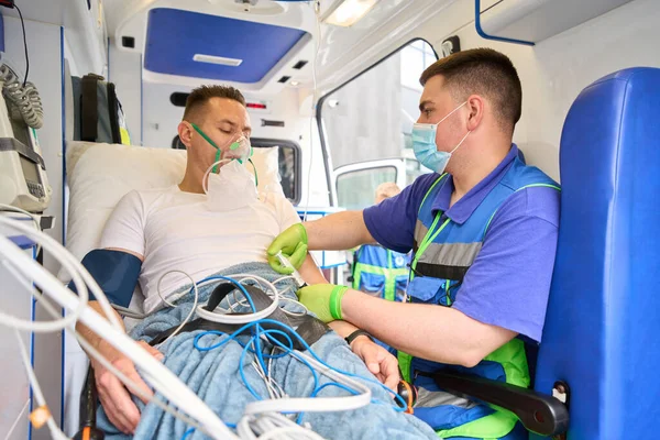 Médico Inyectando Medicina Paciente Ambulancia Víctima Con Máscara Oxígeno — Foto de Stock