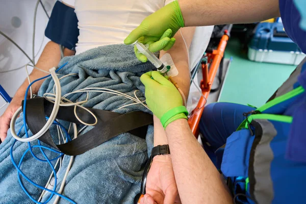 Teamarzt Spritzt Einem Patienten Rettungswagen Medikamente — Stockfoto