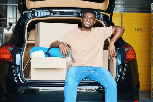 Genç Afrikalı Amerikalı Bir Adam Bir Arabanın Bagajında Dinleniyor Servise — Stok fotoğraf