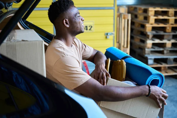 Junger Mann Mit Kiste Sitzt Rand Des Kofferraums Von Der — Stockfoto