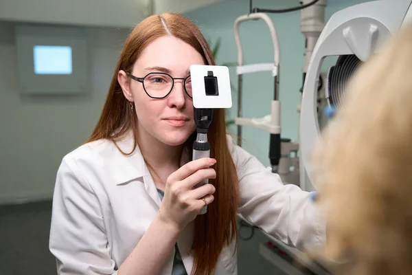 Oftalmólogo Pelirrojo Revisa Los Ojos Paciente Médico Utiliza Gadget Especial —  Fotos de Stock