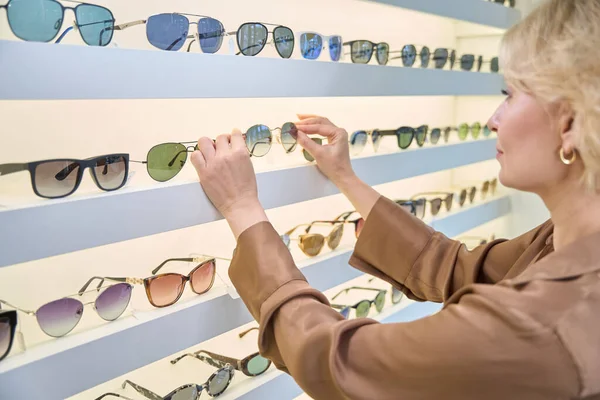 Dame Brauner Bluse Wählt Sonnenbrille Gibt Eine Große Auswahl Brillen — Stockfoto