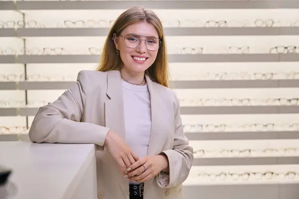 Młoda Kobieta Okularach Stoi Przy Ladzie Salonie Optycznym Istnieje Szeroki — Zdjęcie stockowe