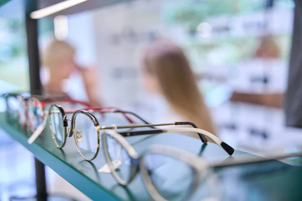 Consultor Seleciona Quadros Para Cliente Uma Ampla Seleção Óculos Exibição — Fotografia de Stock