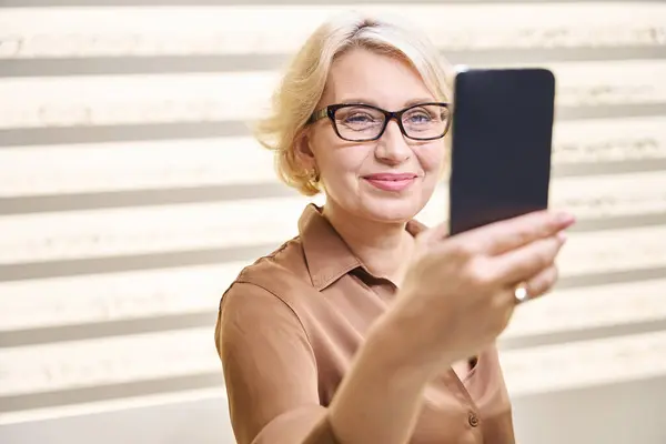 Senhora Uma Blusa Marrom Leva Uma Selfie Usando Novos Óculos — Fotografia de Stock