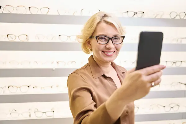Frau Brauner Bluse Macht Selfie Mit Neuer Brille Gibt Eine — Stockfoto