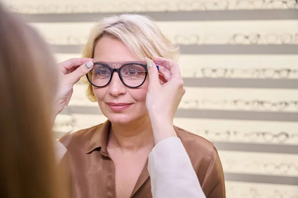 Consultor Salón Óptico Trabaja Con Cliente Seleccionando Profesionalmente Monturas Lentes —  Fotos de Stock