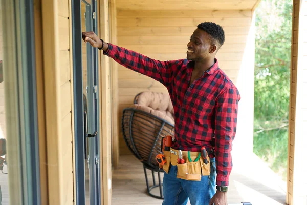 Aletleriyle Gülümseyen Adam Kapıyı Çalıyor Kırmızı Kareli Gömlek Kot Pantolon — Stok fotoğraf