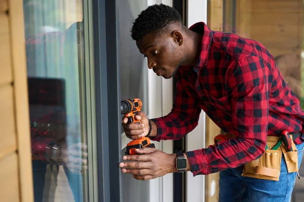 Hombre Afroamericano Repara Una Puerta Cristal Usa Destornillador — Foto de Stock