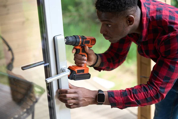 Joven Reparador Está Reparando Una Puerta Vidrio Está Usando Destornillador — Foto de Stock